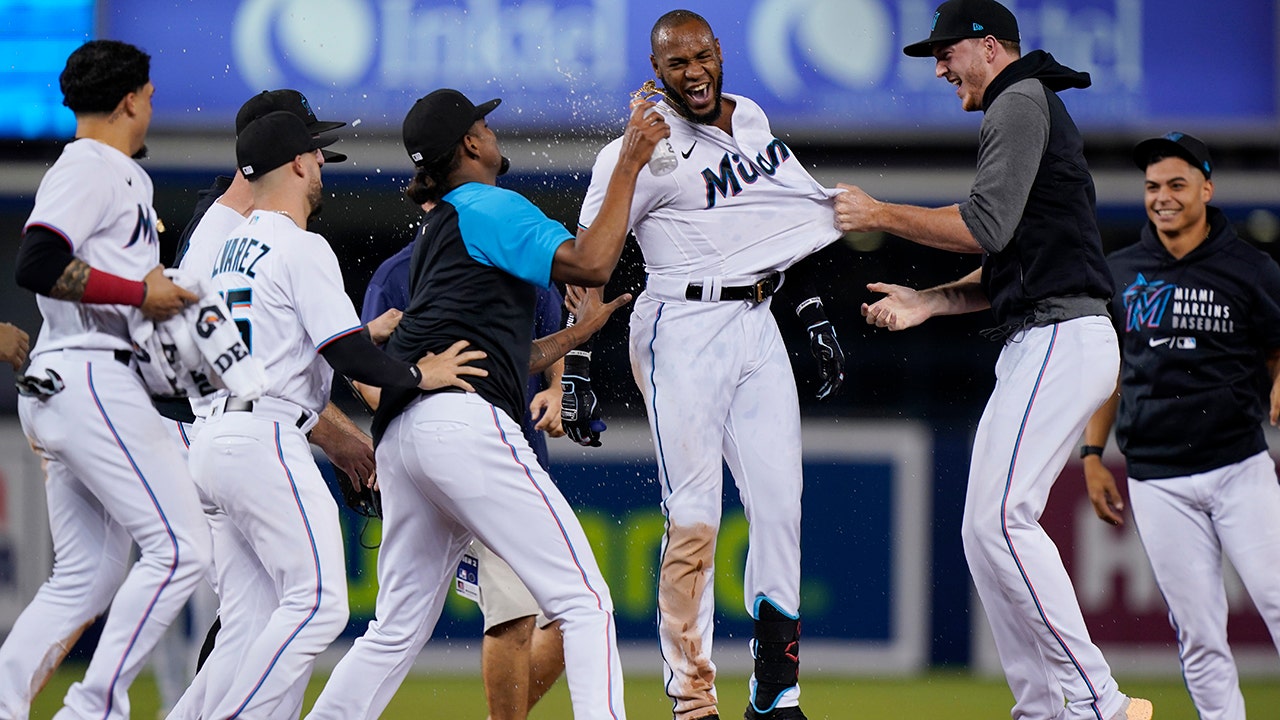 Lindor homers in Mets' 3-2 win over Marlins