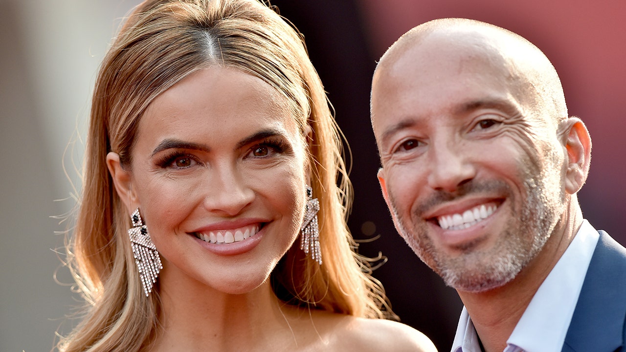 'Selling Sunset's Jason Oppenheim says cast supported Chrishell Stause relationship except 'one agent'