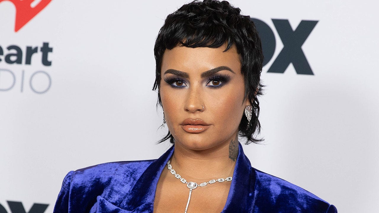 Demi Lovato once asked this 'Schitt's Creek' alum on a date via DM