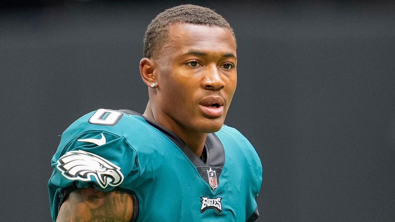 DeVonta Smith records his first catch in an Eagles uniform