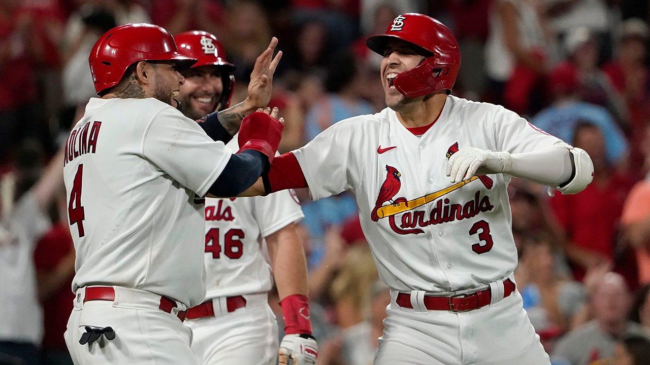 Mikolas leads Cardinals to win over Reds