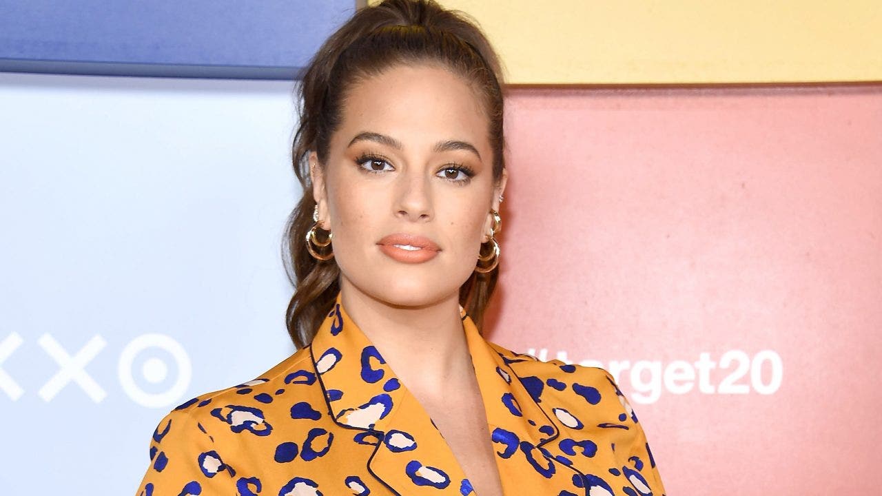 Ashley Graham Posts Nude Photo On Instagram My Booty S Out Fox News