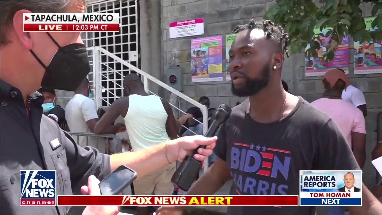 Los inmigrantes haitianos lucen la camiseta ‘Biden-Harris’ mientras miles más se encuentran en la frontera entre Guatemala y México