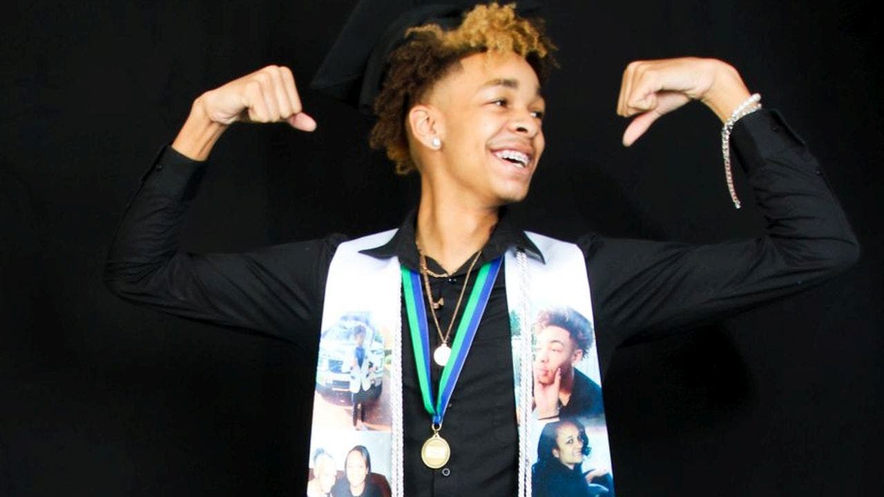 Teen honors late mom in graduation photo shoot instead of walking on stage