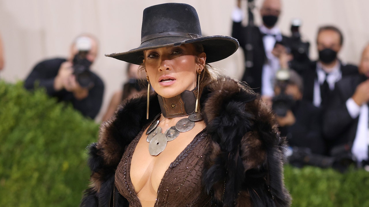 Jennifer Lopez wows at Met Gala 2021 with Western-inspired look - Fox News