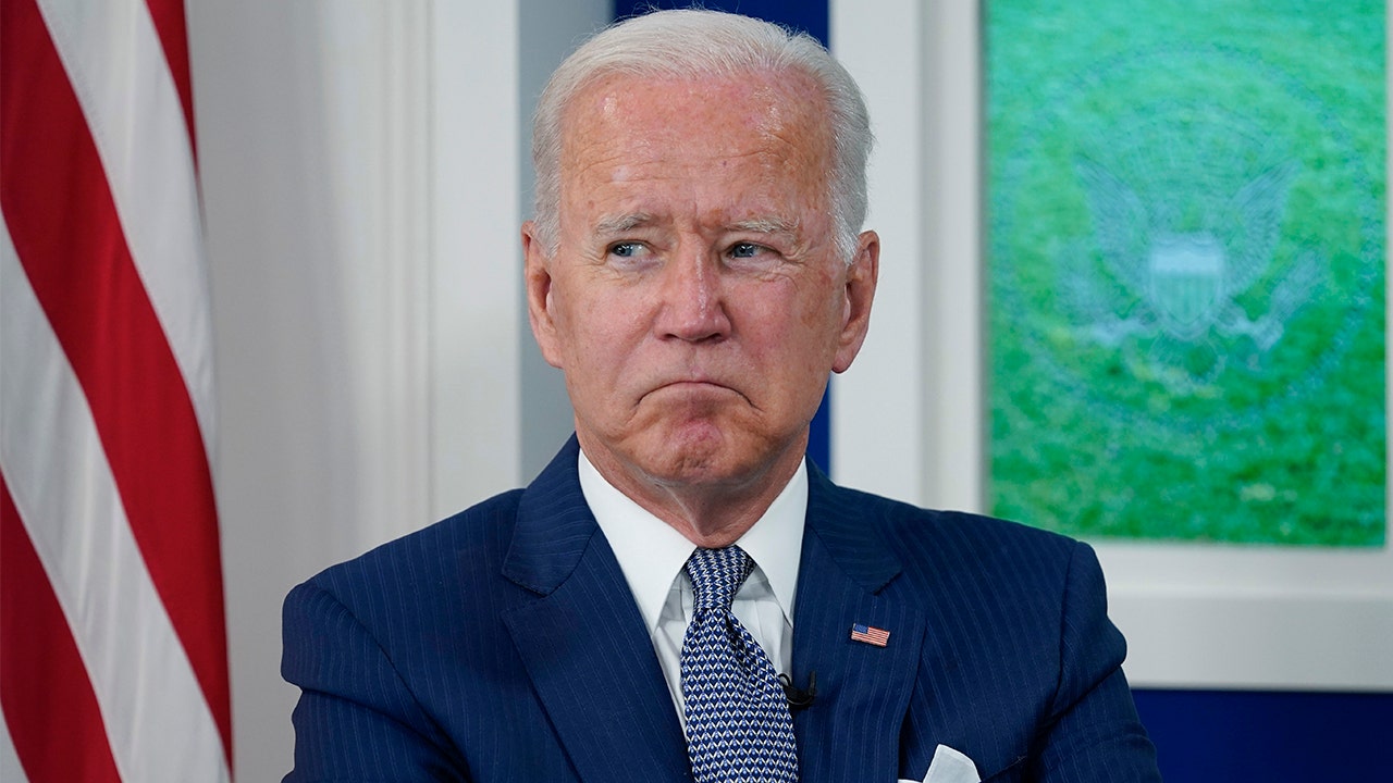 Plunge among independents drags down Biden approval ratings: poll