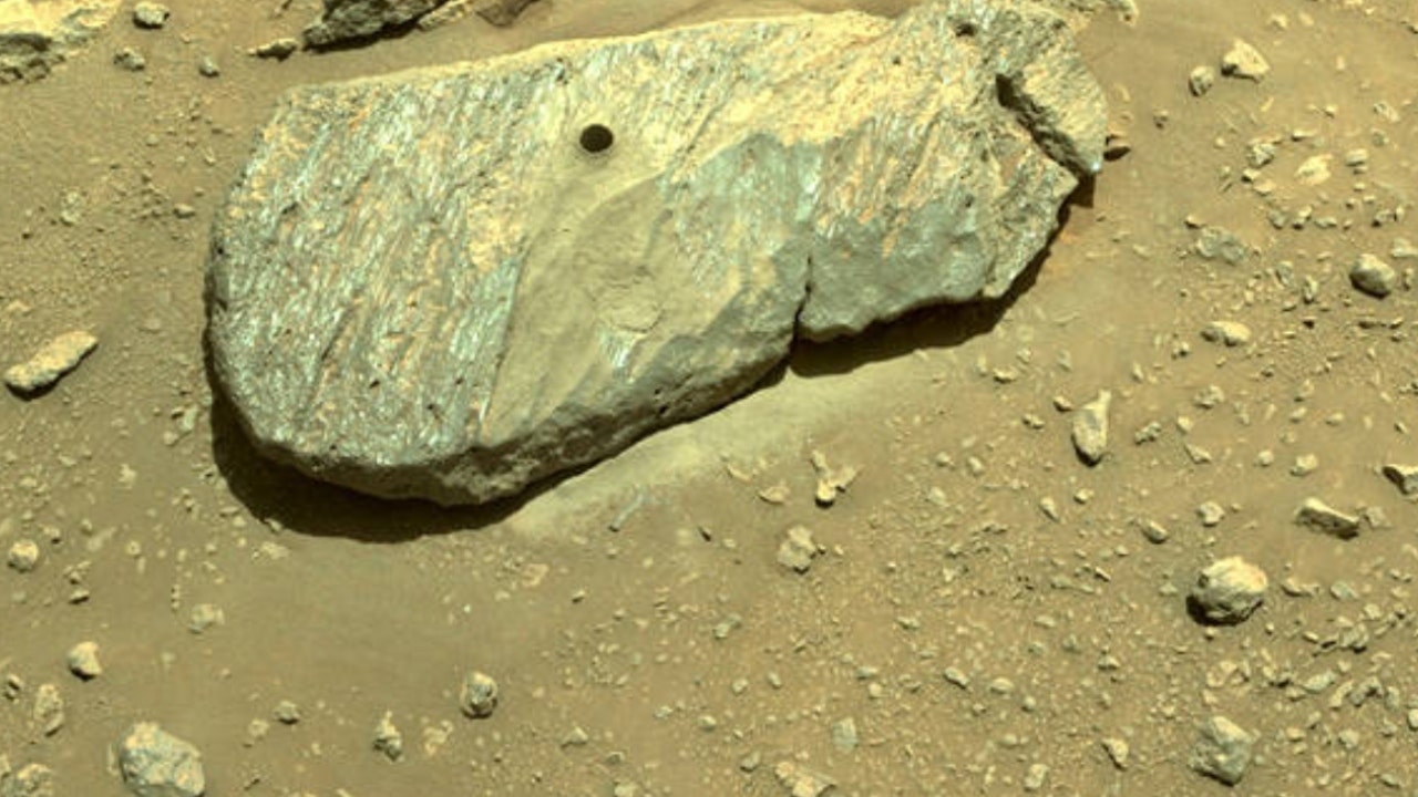 Đội thám hiểm bền bỉ của NASA đào được mẫu đá đầu tiên trên sao Hỏa