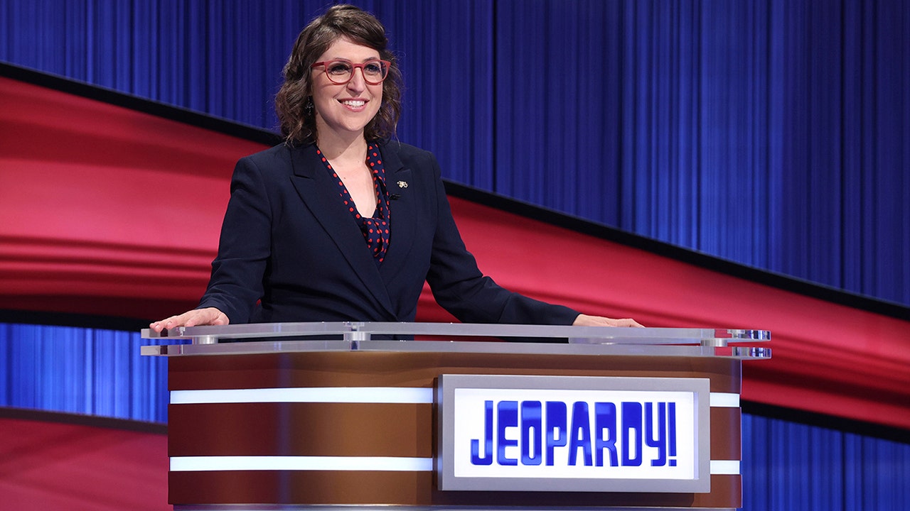 'Jeopardy!' guest host Mayim Bialik interested in permanent role: 'I would love that'