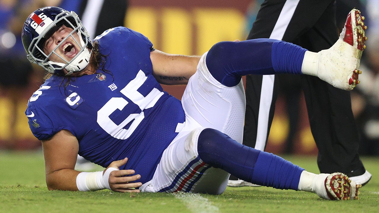 Giants' Nick Gates leaves game on cart after suffering gruesome