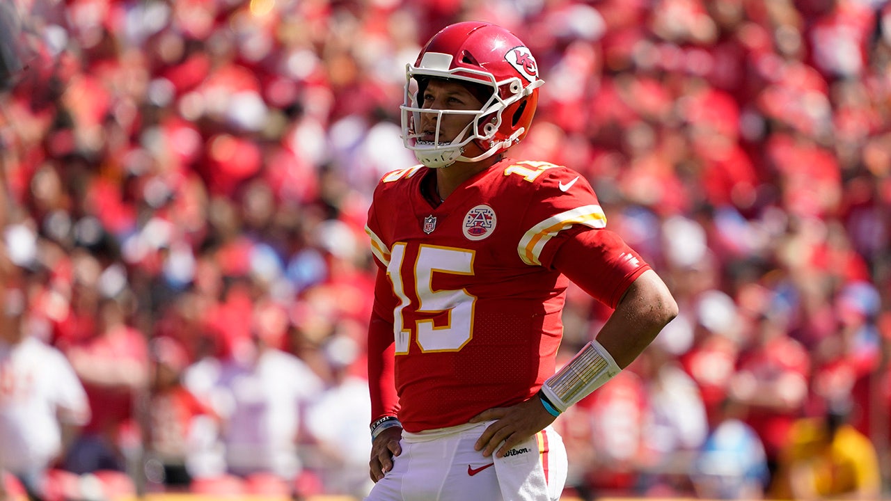 Patrick Mahomes throws 5 TD passes, Chiefs beat Eagles 42-30