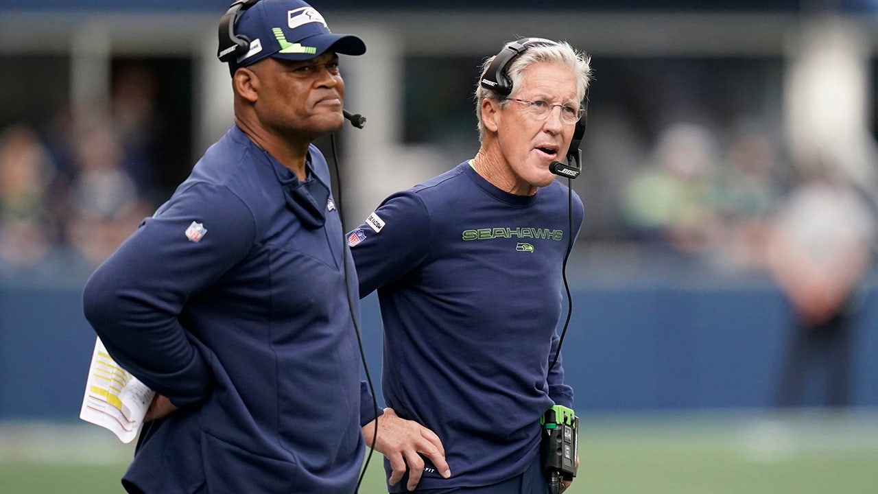 71-Year-Old Pete Carroll Showed Off His Arm While Subbing in at QB at  Seahawks Practice