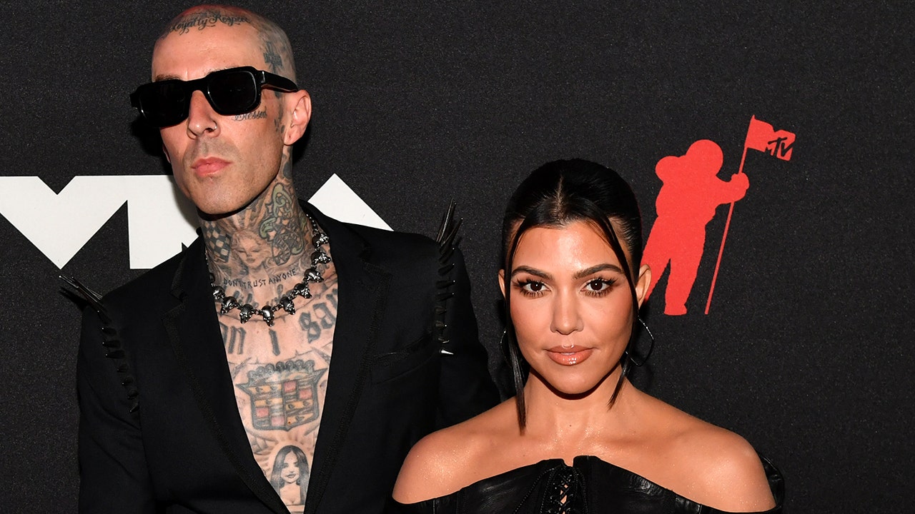 Kourtney Kardashian, Travis Barker dress up as iconic punk-rock couple Sid and Nancy for Halloween