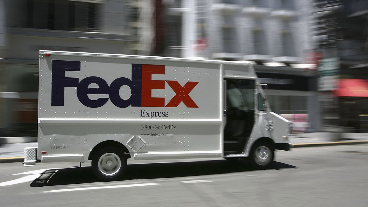 A FedEx és a UPS arra figyelmeztet, hogy a csomagszállítás leállhat egy téli vihar miatt, mivel a vezető biztonsága elsőbbséget élvez