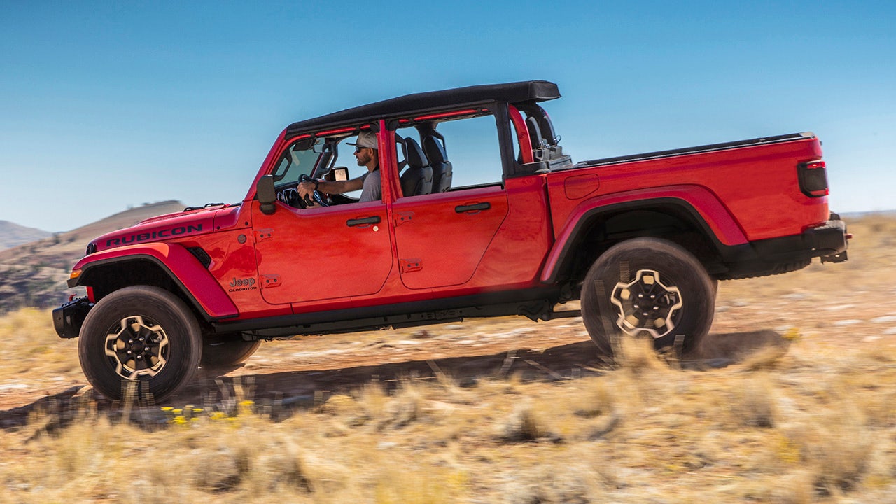 The Jeep Gladiator pickup's doors are getting chopped in half ... and that's a good thing