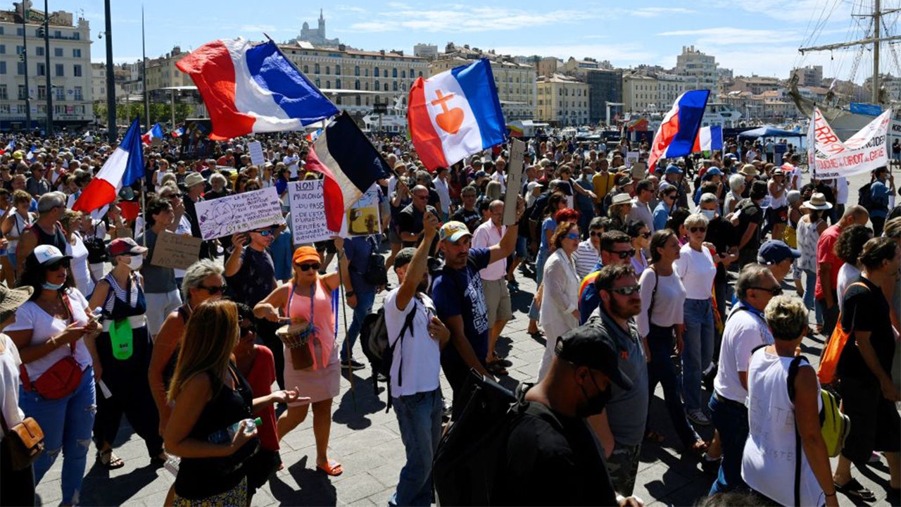 Daugiau nei 140 000 Prancūzijos piliečių aštuntą savaitgalį iš eilės protestuoja prieš sveikatos kortelę