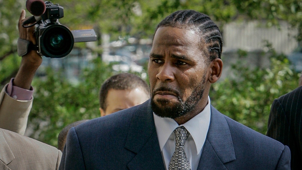 Jury in R. Kelly's sexual misconduct trial resumes deliberations