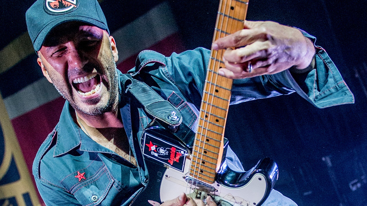 Rage Against the Machine’s Tom Morello accidentally tackled by security during Toronto concert – Fox News
