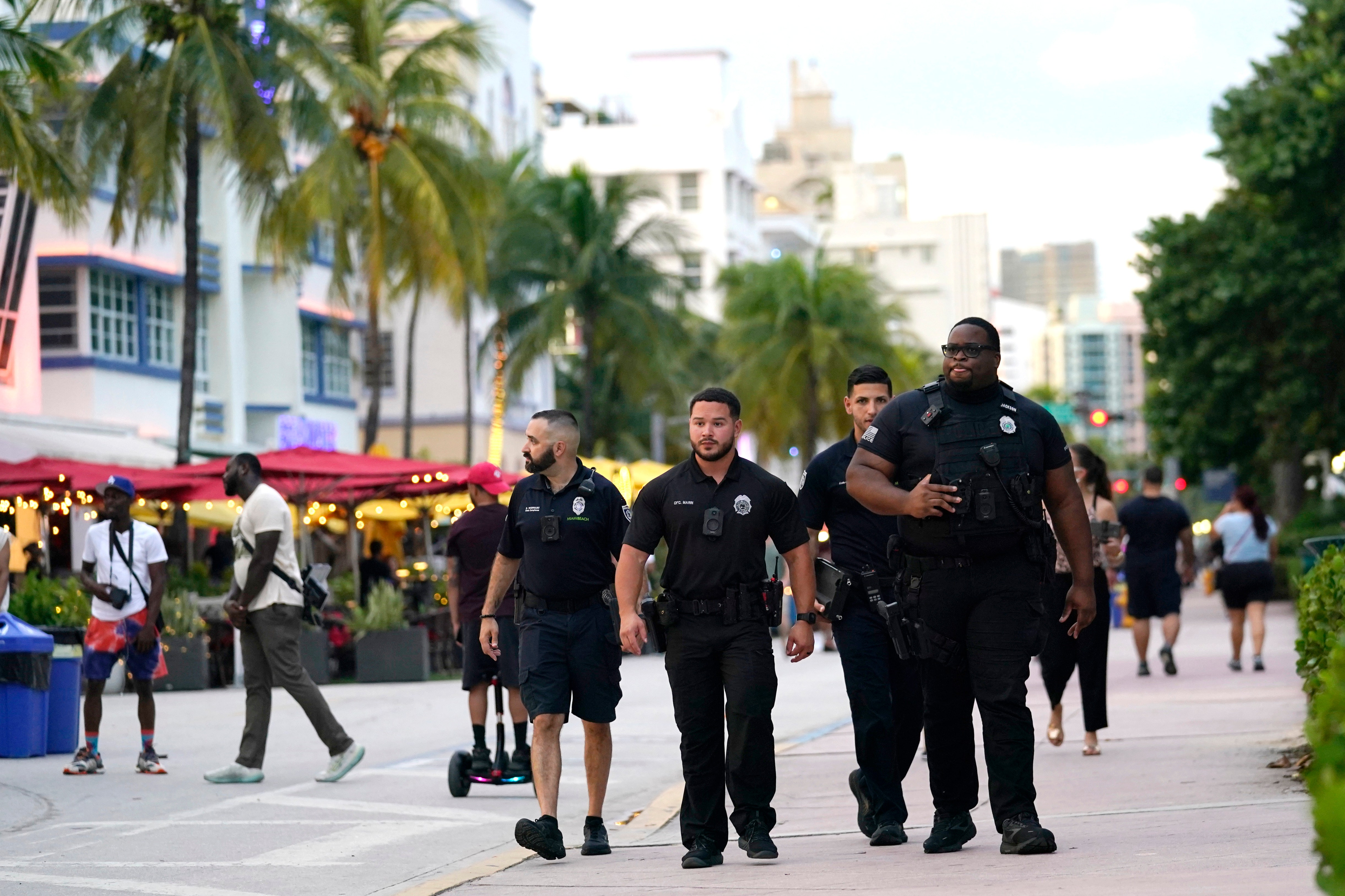 Работа в майами. Полиция Майами Бич. Полицейский из Майами Бич. Полиция Майами фото. Банды Майами.