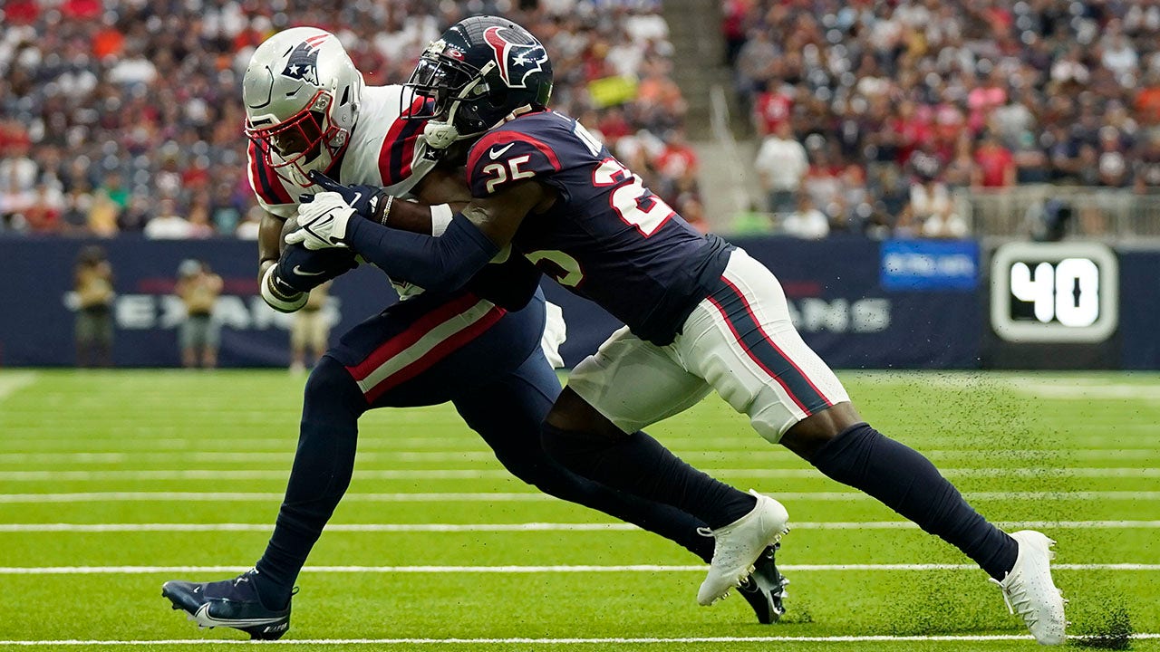 Patriots use late field goal to get 25-22 win over Texans