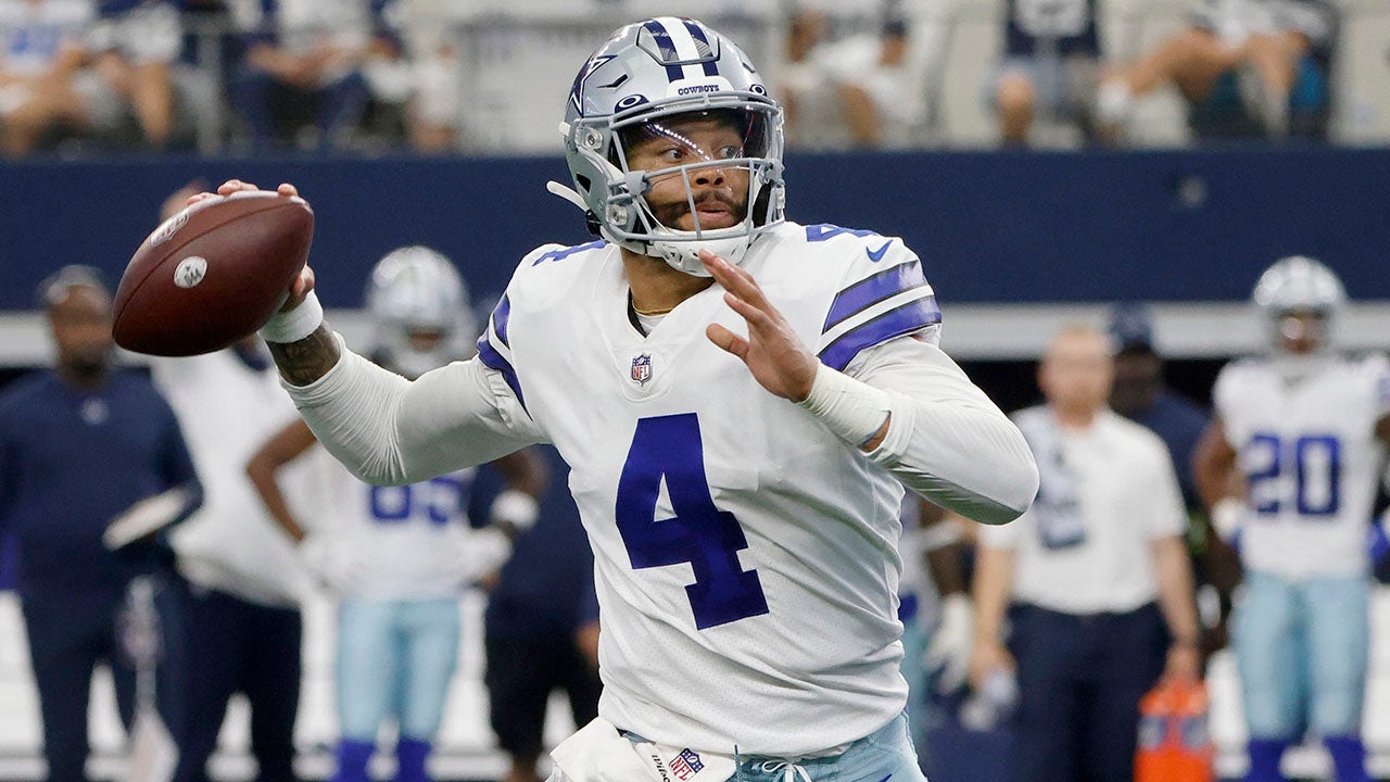 Dallas Cowboys quarterback Dak Prescott (4) celebrates with wide receiver  CeeDee Lamb (88) afte …