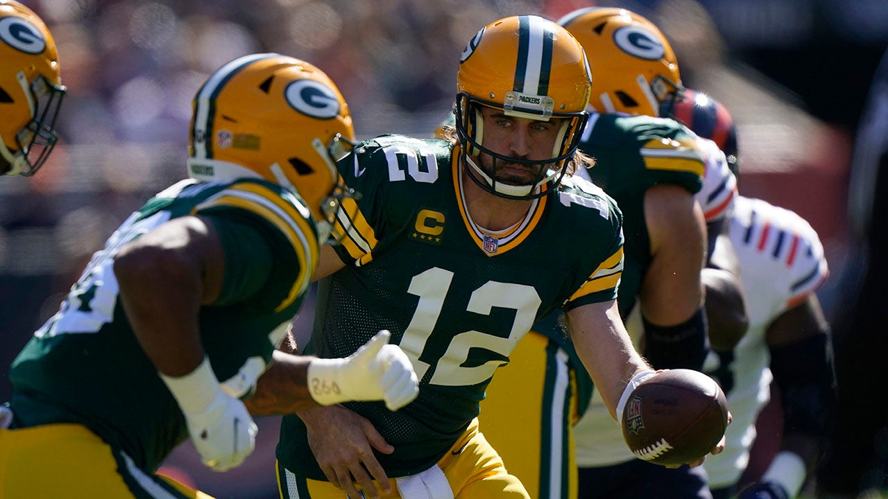 Aaron Rodgers saluted Bears fans after leading a Packers comeback win