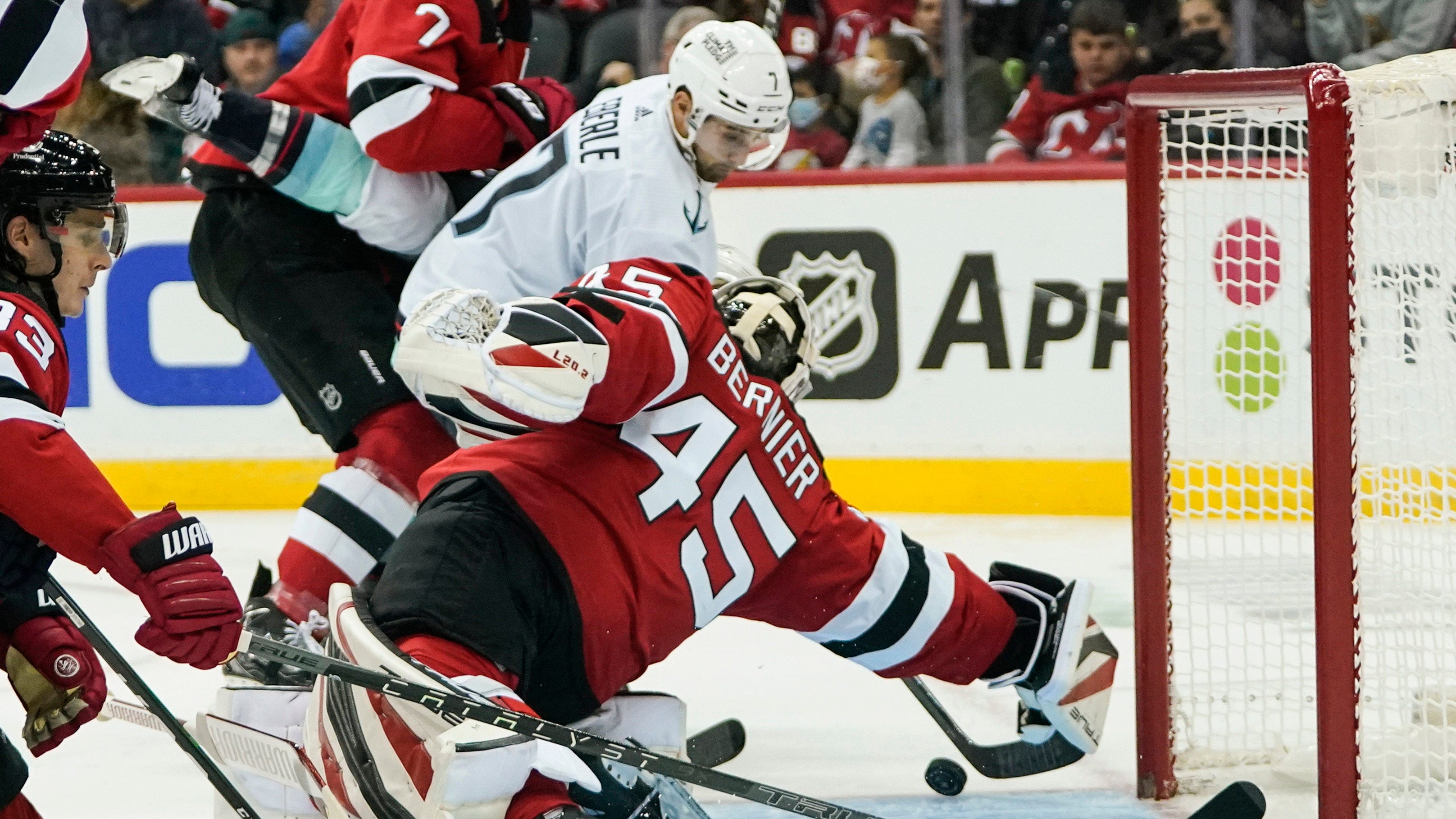 Pavel Zacha nets OT winner as Devils slip past Bruins