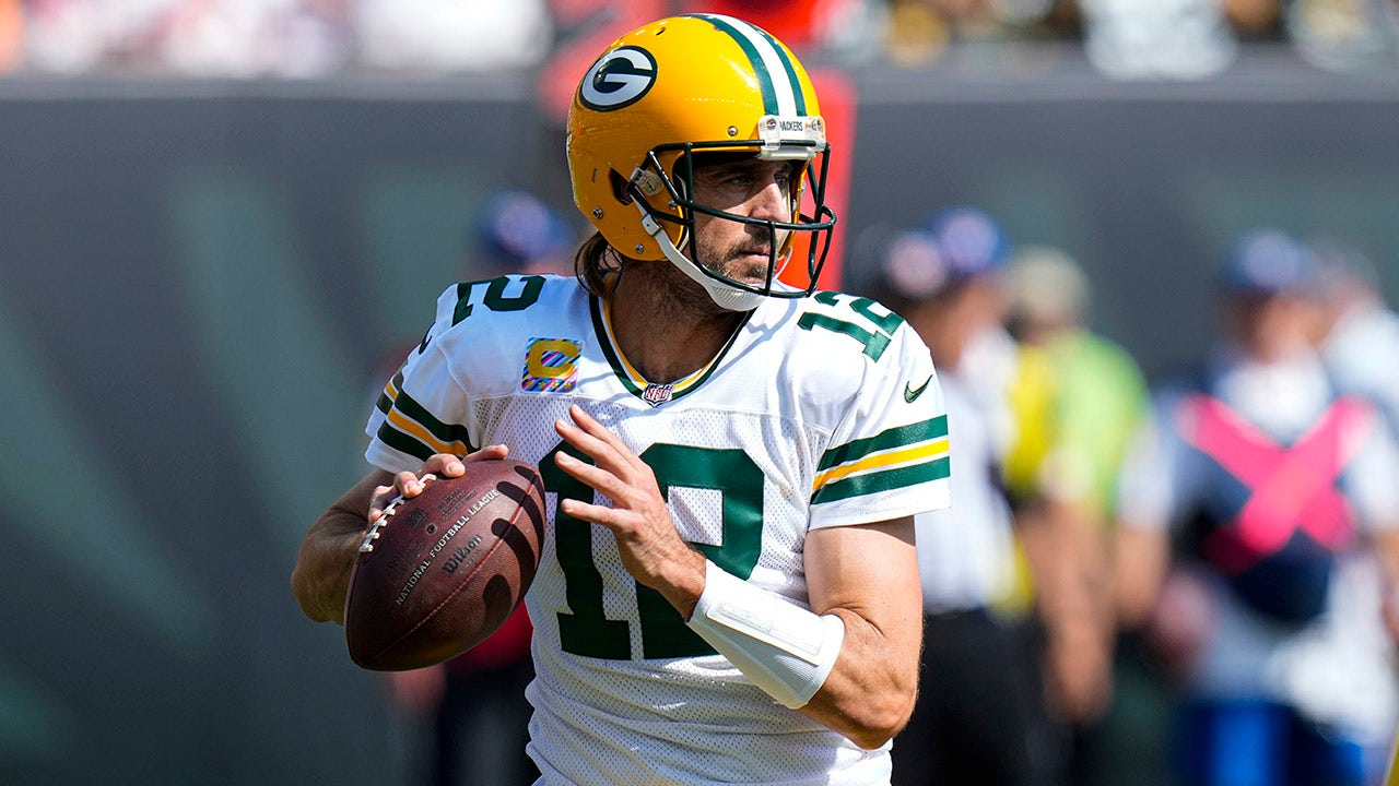 Aaron Rodgers leaves Oregon facility, ends darkness retreat : r/nfl