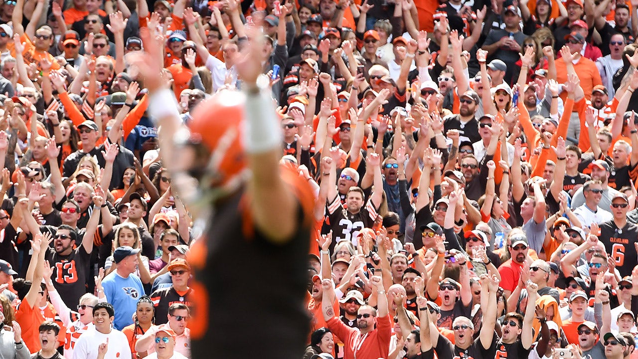 Cleveland Brown QB Charlie Frye throws a pass in the fourth