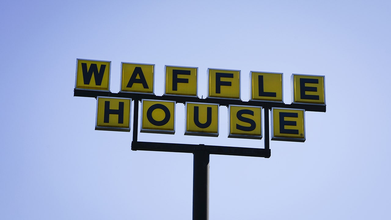 Twitter erupts over viral video of Waffle House employee deflecting a thrown chair: 'A new superhero'