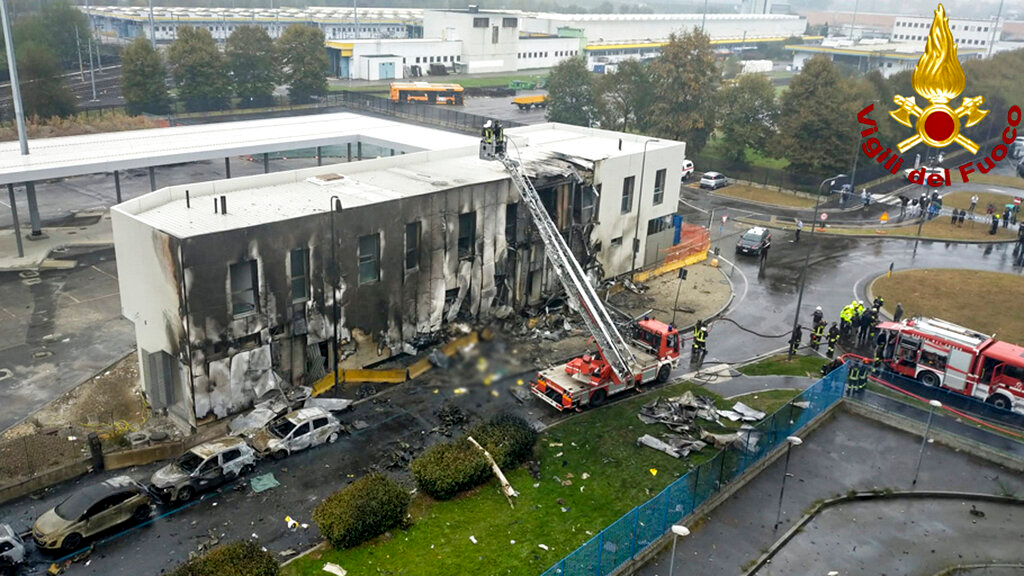 lėktuvo katastrofa prie pastato netoli Milano;  Laive miršta kas 8