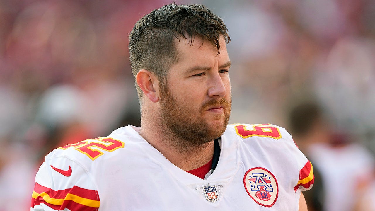 Joe Thuney is signing a five-year $80 million deal with the Chiefs, a  source told @adamschefter.