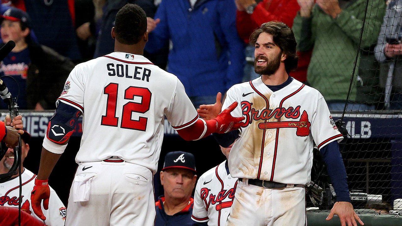 News Photo : Dansby Swanson of the Atlanta Braves watches the