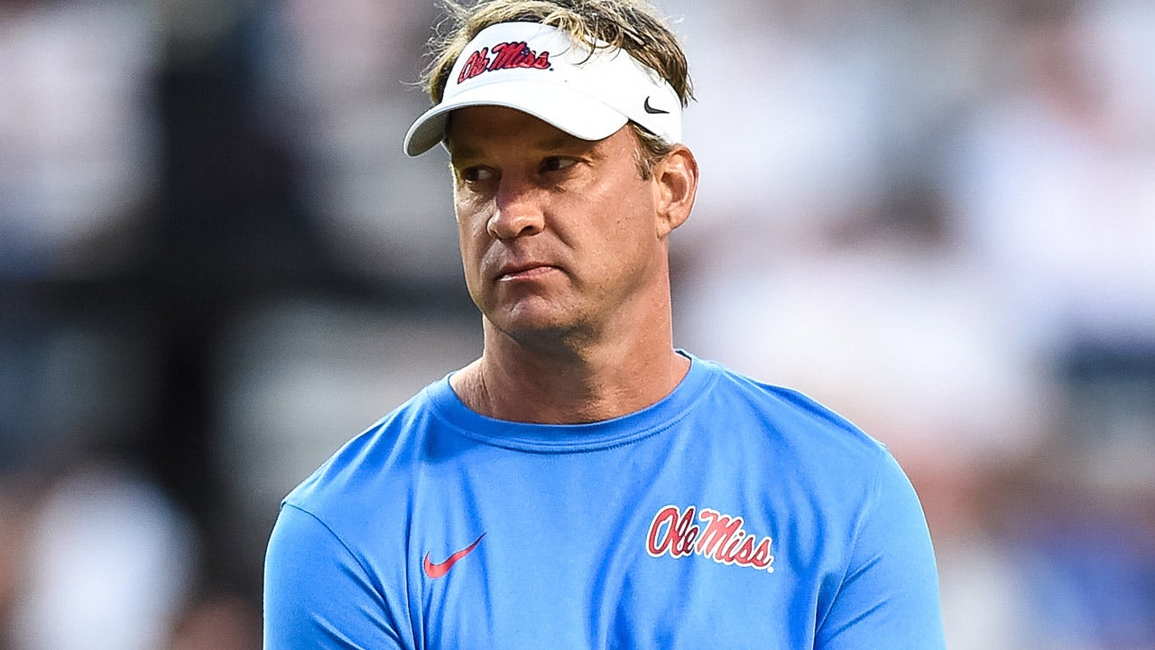 Ole Miss coach Lane Kiffin pelted with golf ball as sour Tennessee fans litter field with debris - Fox News