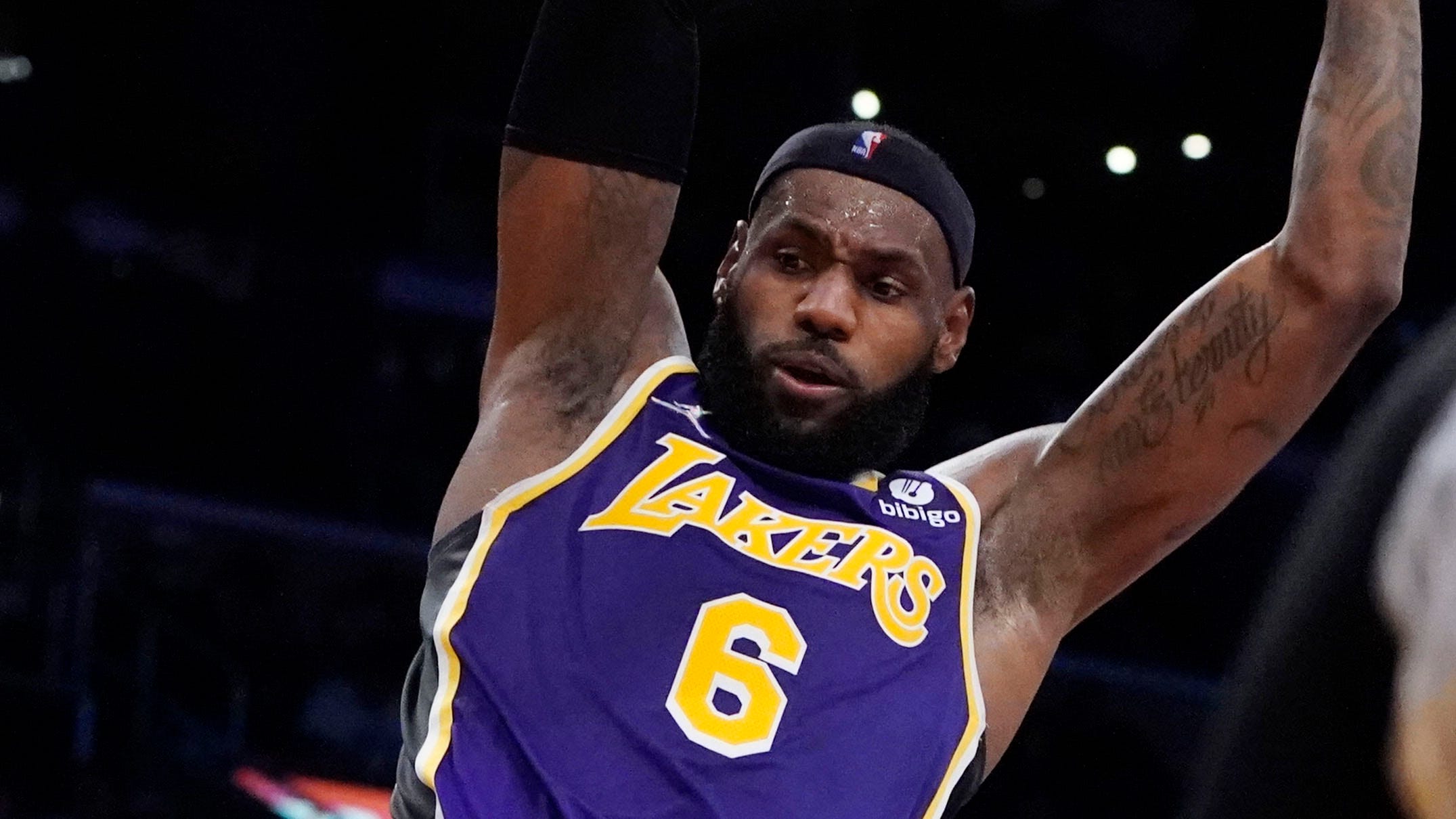LeBron James chirps Suns’ Cam Payne from the bench during Lakers’ loss: ‘Stay humble’ – Fox News