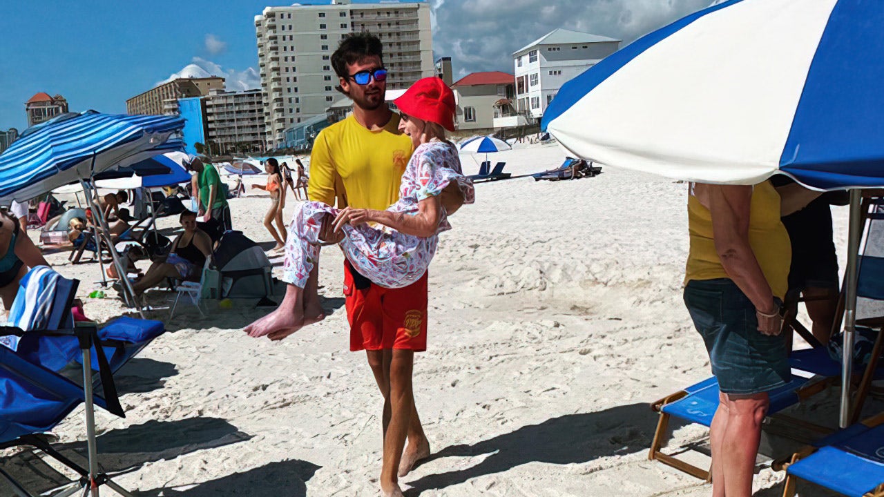 Lifeguards carry 95-year-old to beach every day for 1 week so she can enjoy her vacation