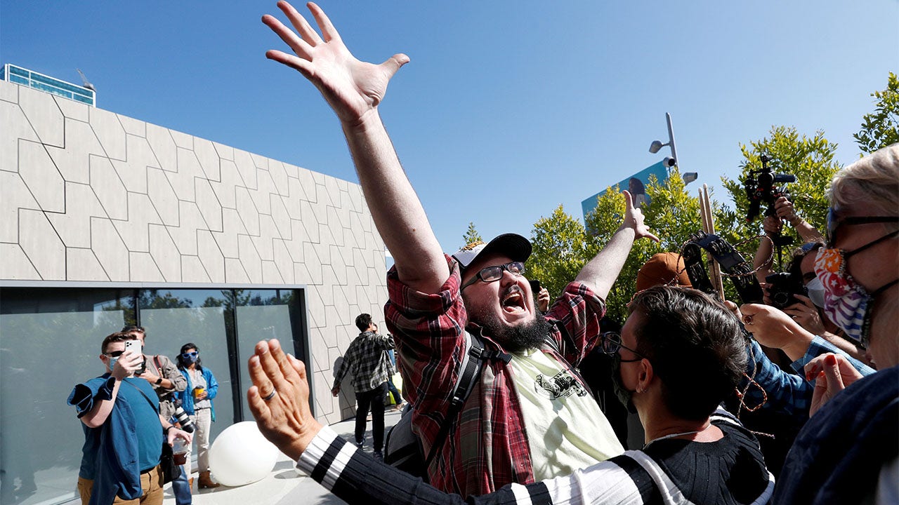 Associated Press issues correction on photo of Netflix counter