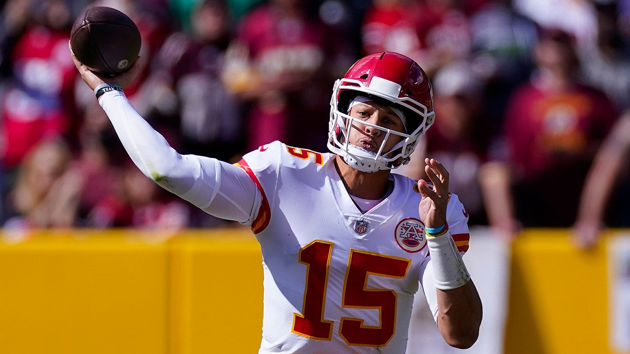 Patrick Mahomes 'livin' right' after several near-interceptions vs