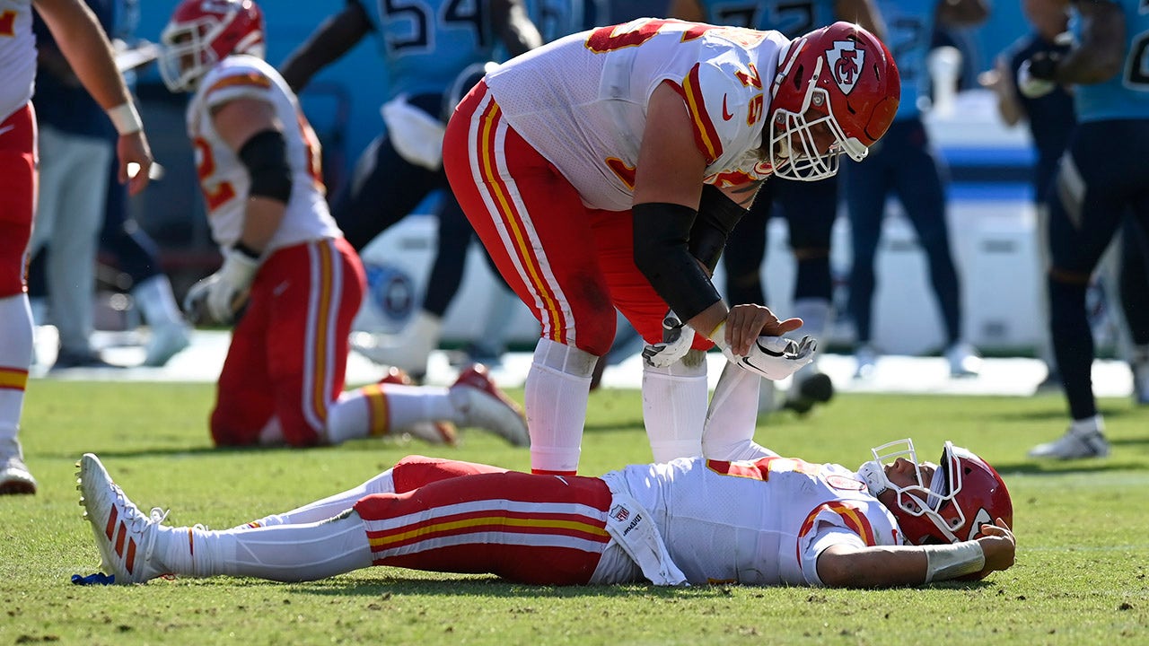 Patrick Mahomes takes knee to the head in Chiefs’ blowout loss to Titans – Fox News