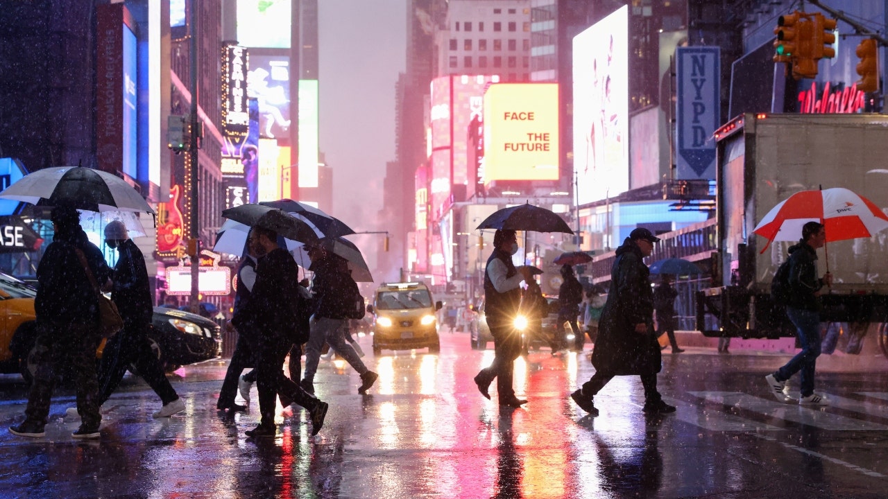 NYC man stabbed to death at Times Square restaurant | Fox News