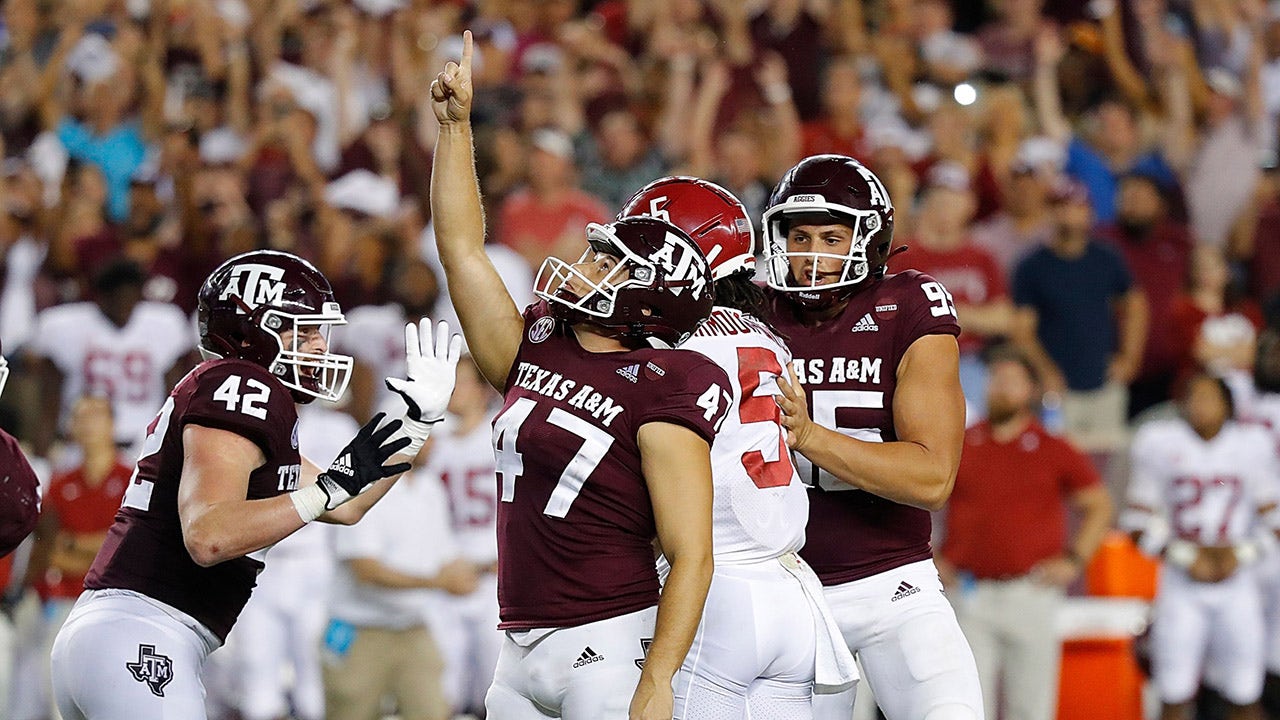 A família do chutador da Texas A&M Seth Small comemora depois de um field goal que venceu um jogo em um vídeo cativante