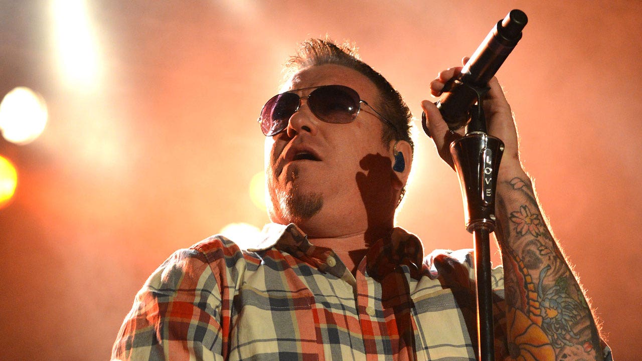 Smash Mouth's Steve Harwell retires following concert video - Los Angeles  Times