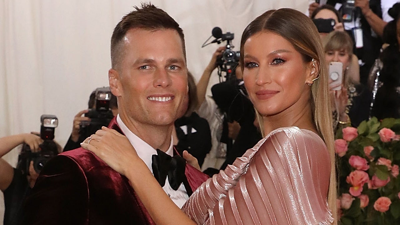 Tom Brady, Gisele Bündchen share Valentine's Day Instagram updates