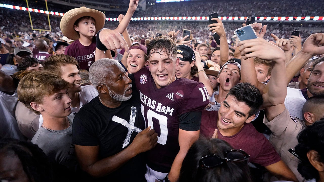 Texas A&M tight end Jalen Wydermyer (85) celebrates with Isaiah