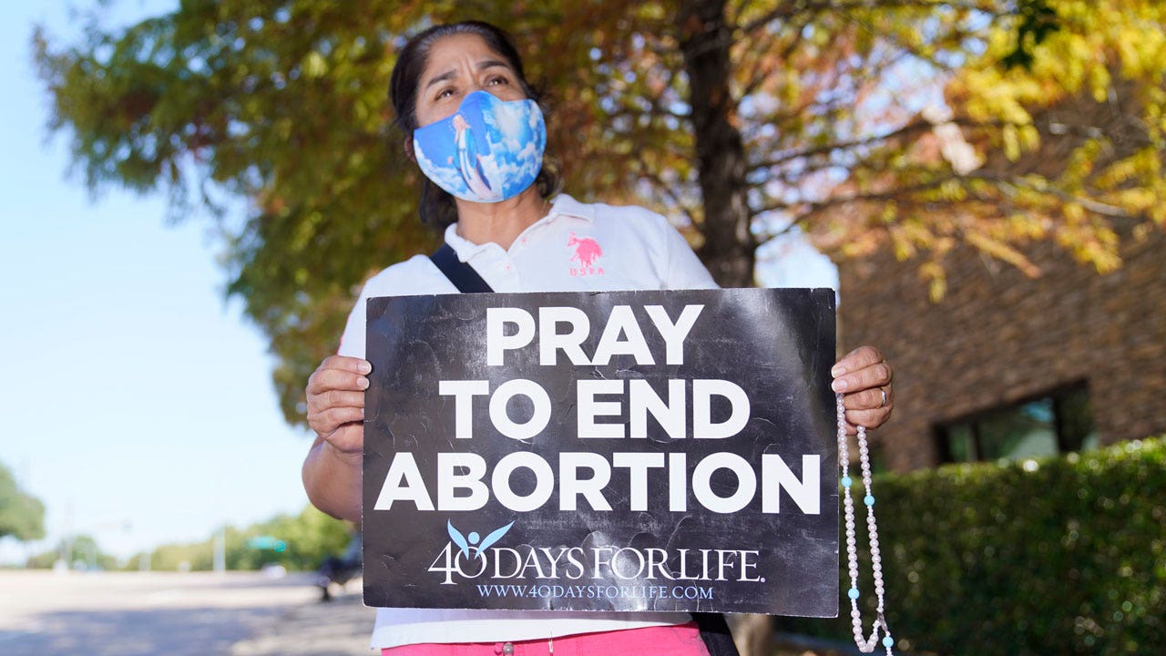 Texas clinics cancel abortions after court reinstates ban