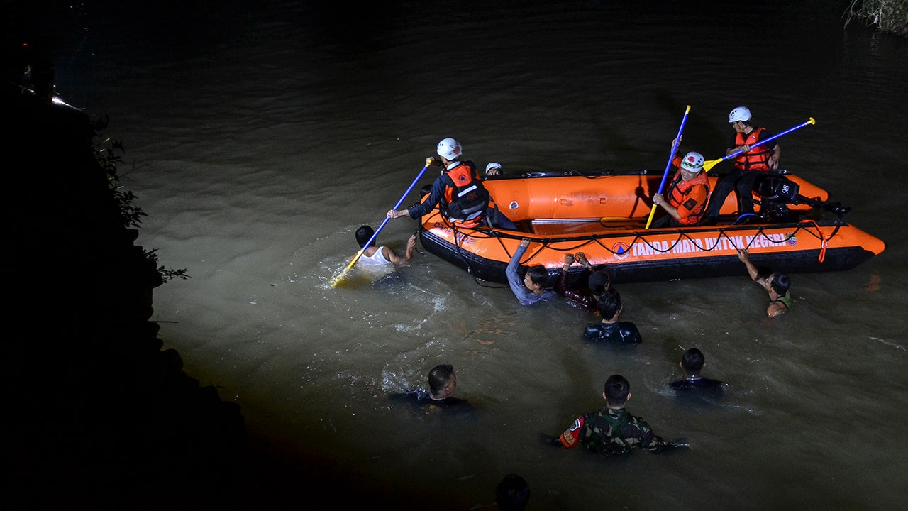 Limpieza de río en Indonesia mata a 11 estudiantes y rescata a 10