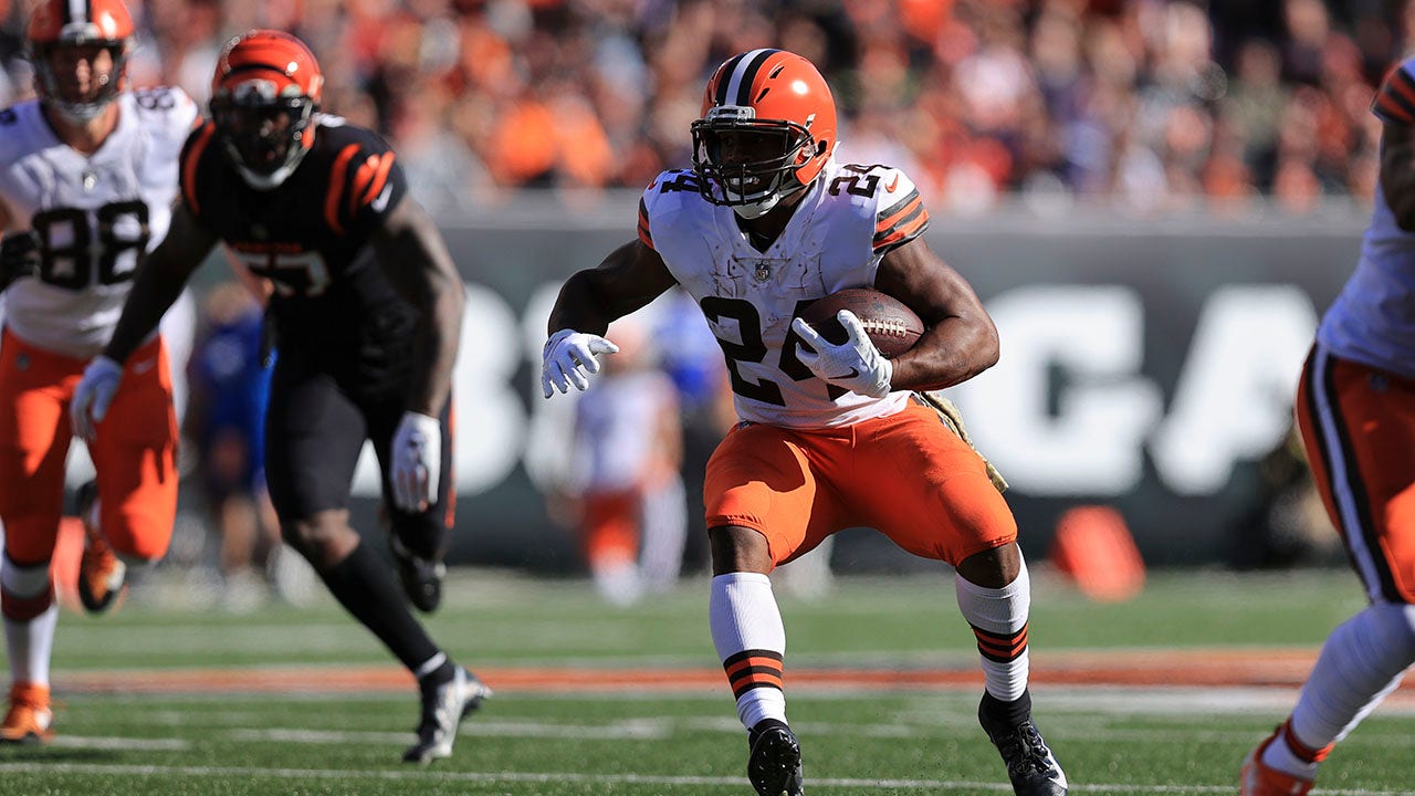 Hunt rejoining NFL Browns after Chubb injury