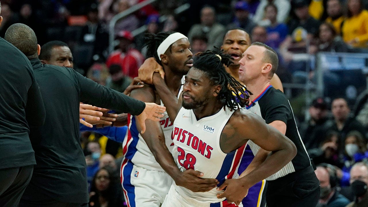 Lakers' LeBron James, Pistons' Isaiah Stewart ejected following fight