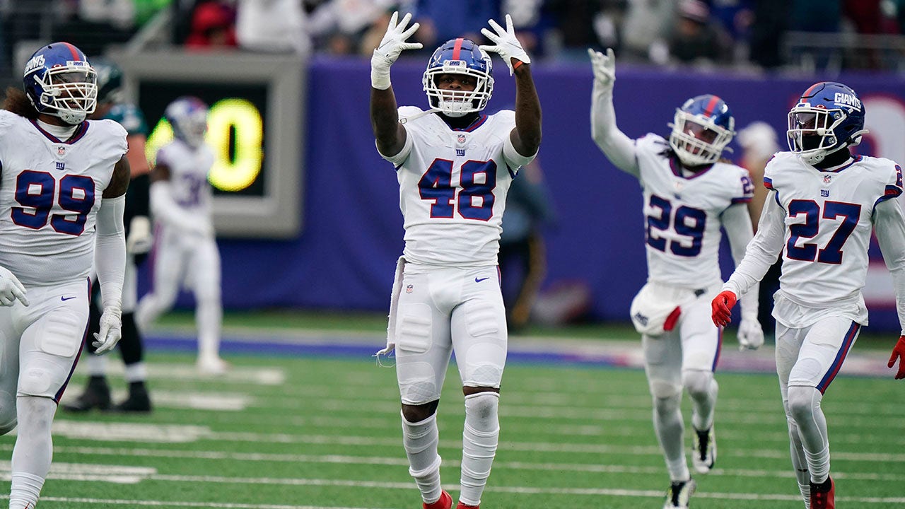 Giants' defense smothers Eagles 13-7, gets 2 picks