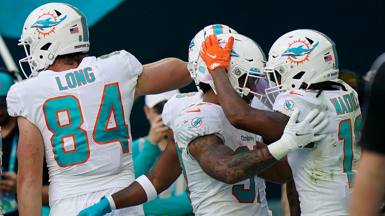 WR Jaylen Waddle's career day powers Dolphins past Panthers