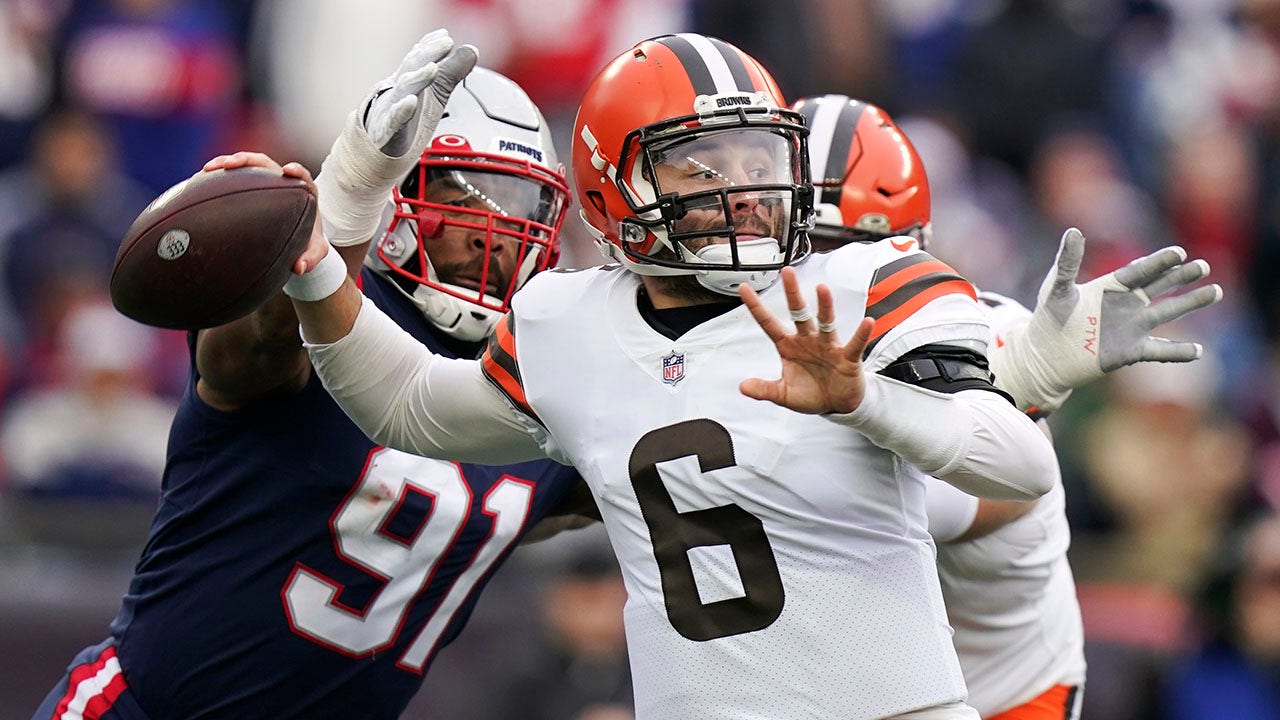 Browns quarterback Baker Mayfield leaves Patriots game with injury